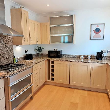 2 Bedroom, 2 Bathroom Apartment With Free Parking In A Great Location Cambridge  Exterior foto