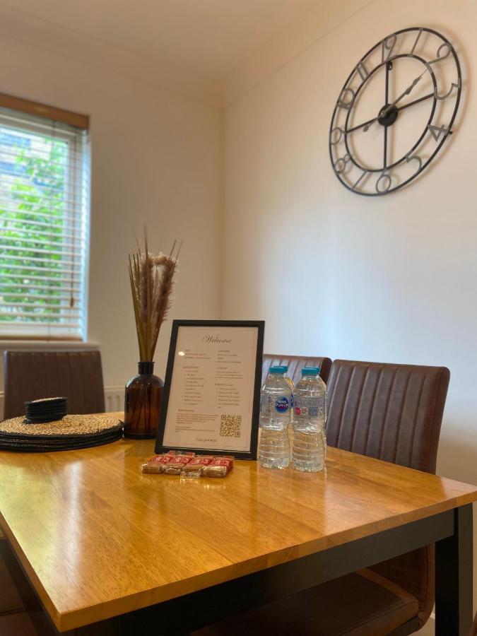 2 Bedroom, 2 Bathroom Apartment With Free Parking In A Great Location Cambridge  Exterior foto