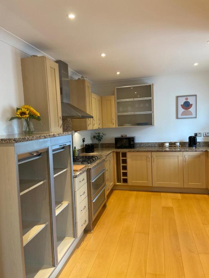 2 Bedroom, 2 Bathroom Apartment With Free Parking In A Great Location Cambridge  Exterior foto