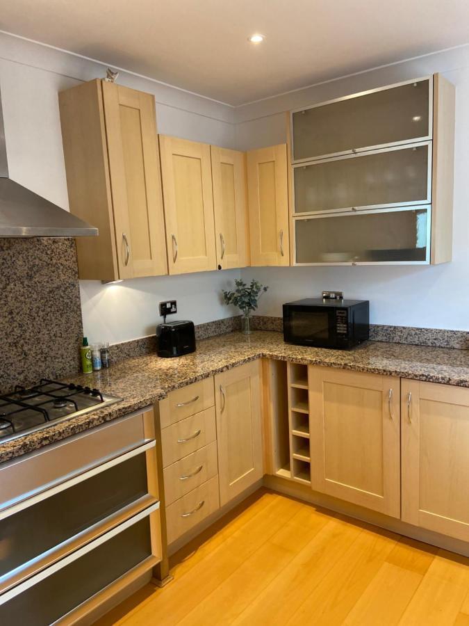 2 Bedroom, 2 Bathroom Apartment With Free Parking In A Great Location Cambridge  Exterior foto