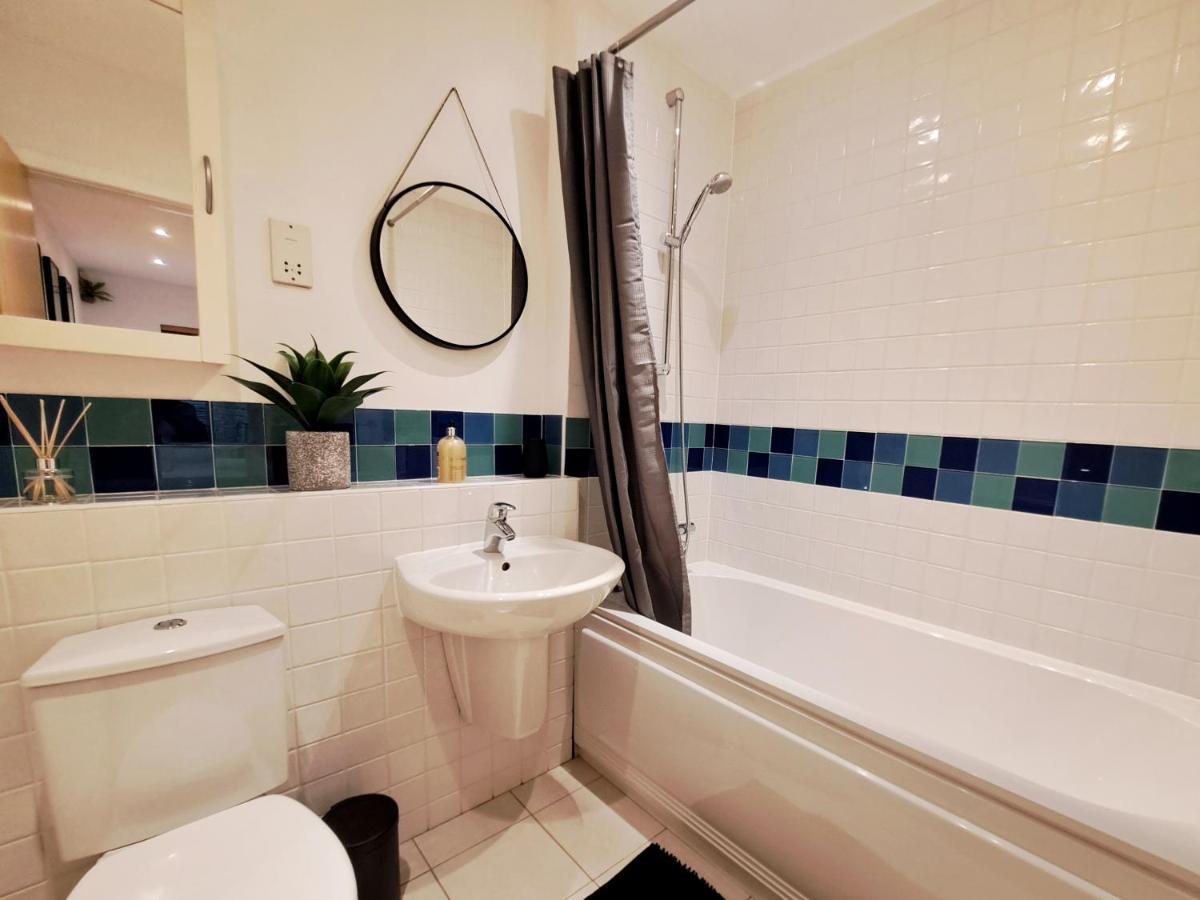2 Bedroom, 2 Bathroom Apartment With Free Parking In A Great Location Cambridge  Exterior foto