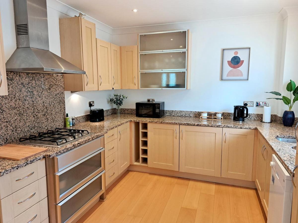 2 Bedroom, 2 Bathroom Apartment With Free Parking In A Great Location Cambridge  Exterior foto
