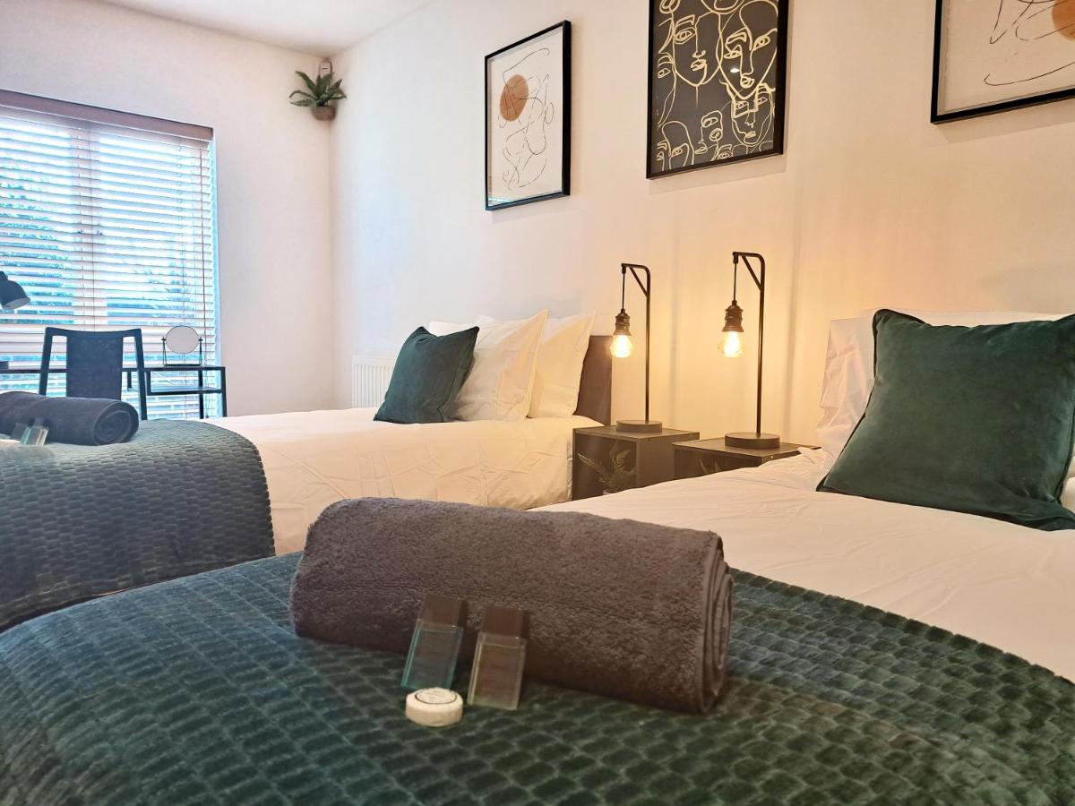 2 Bedroom, 2 Bathroom Apartment With Free Parking In A Great Location Cambridge  Exterior foto